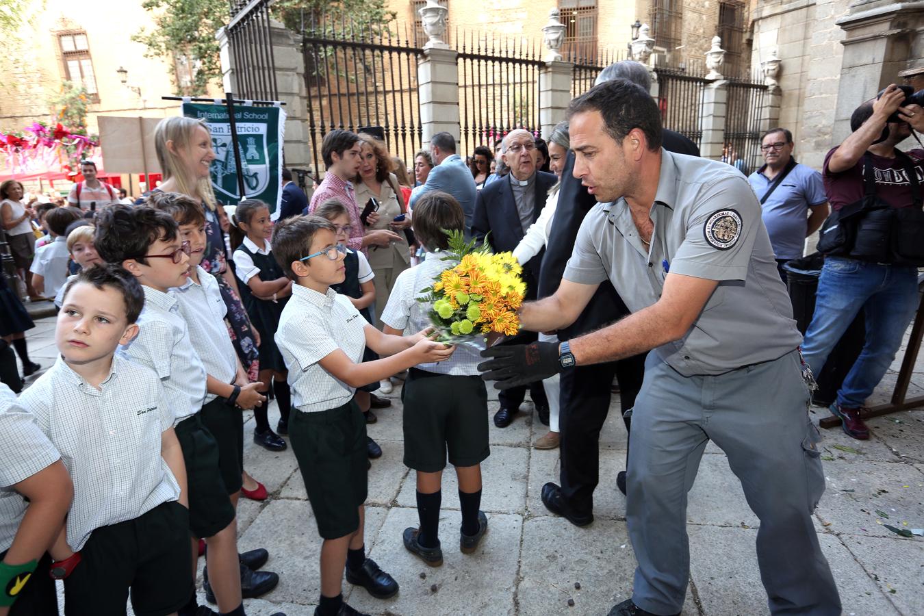 Más de 1.200 niños llenan de flores la catedral